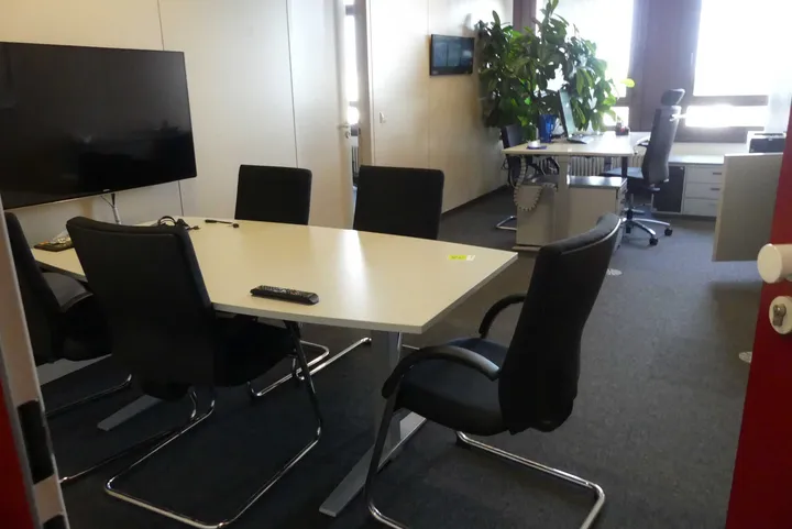 Rauminhalt mit 1x Schreibtischarbeitsplatz, elektrisch höhenverstellbar